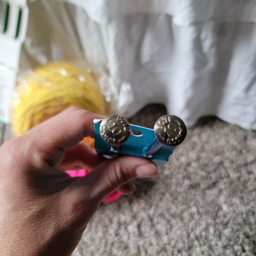 Knitting needles and yarn - Picture 6 of 8